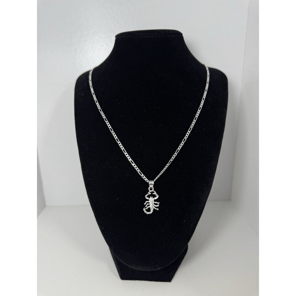 Cadena figaro con dije de escorpión plata 925 - 23 inch
